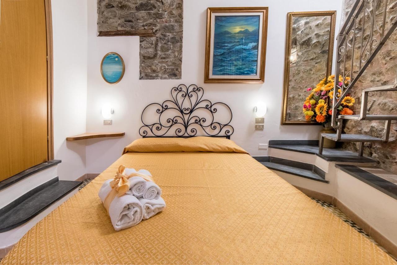 Via Mazzini - Francamaria Rooms Вернацца Екстер'єр фото